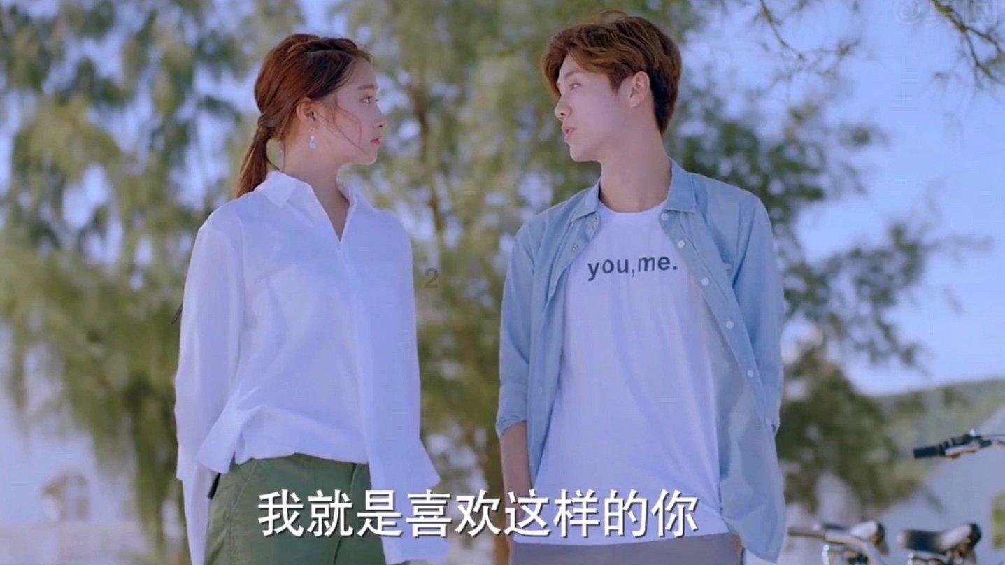 沙滩游玩的女孩们
